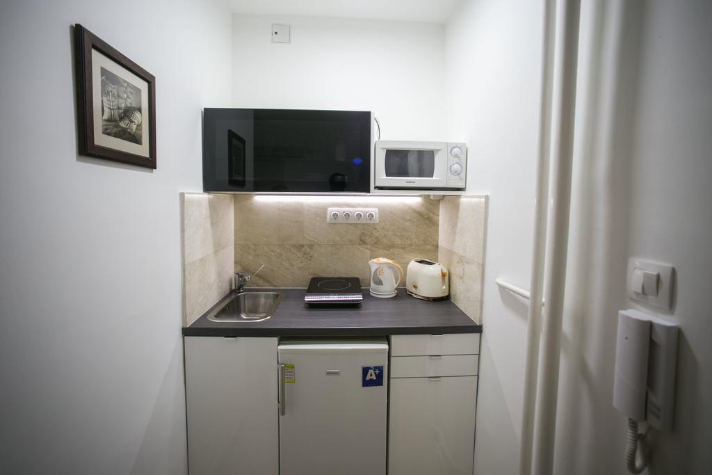 Appartamento Downtown With Balcony & Optional Garage & Restaurant In The Building