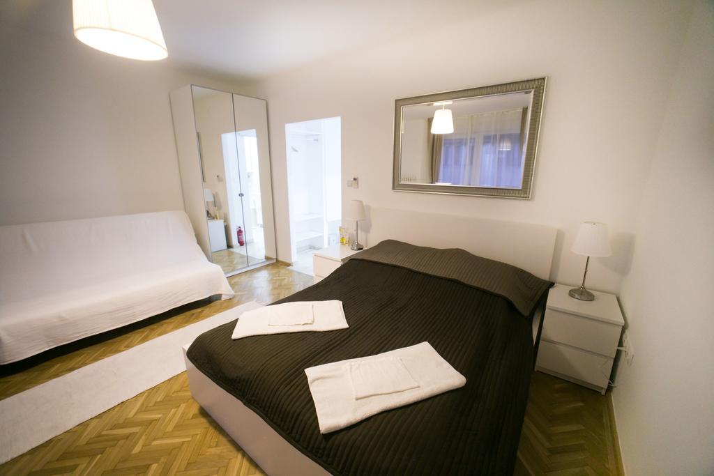 Downtown With Balcony & Optional Garage & Restaurant In The Building Appartamento