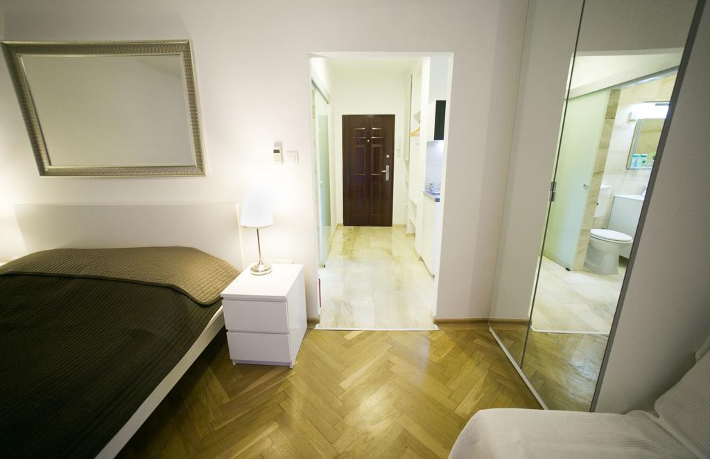 Downtown With Balcony & Optional Garage & Restaurant In The Building Appartamento *