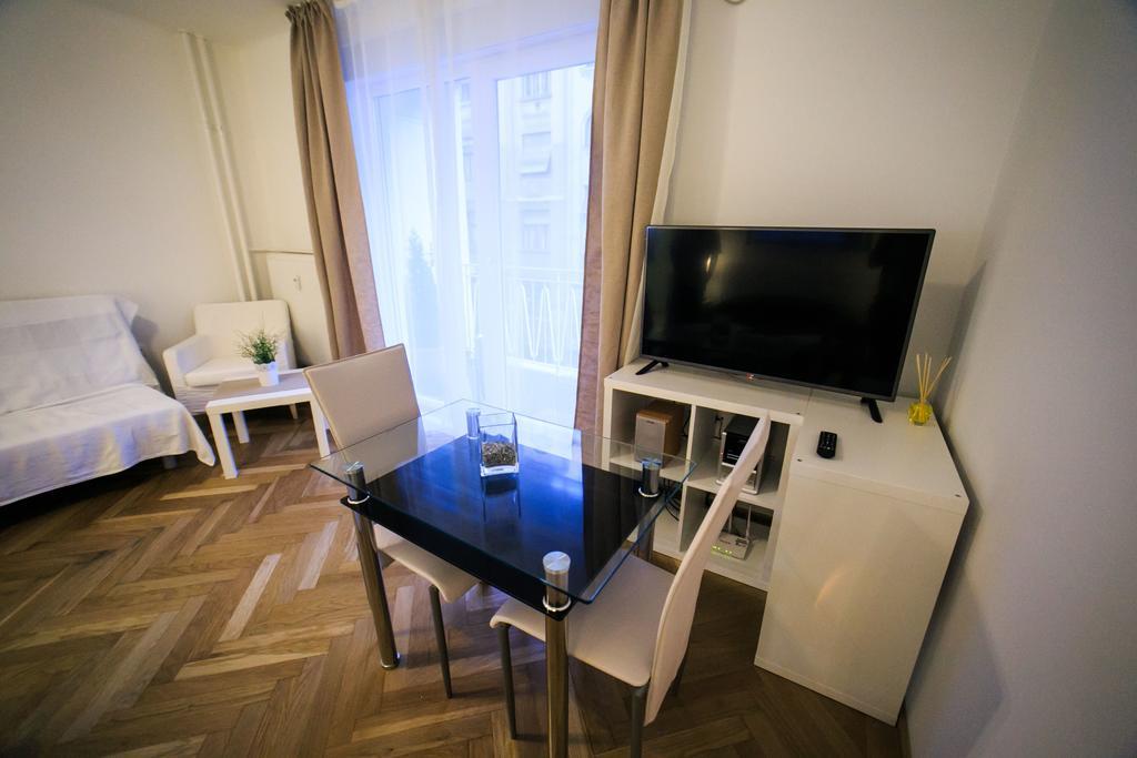 Appartamento Downtown With Balcony & Optional Garage & Restaurant In The Building Budapest