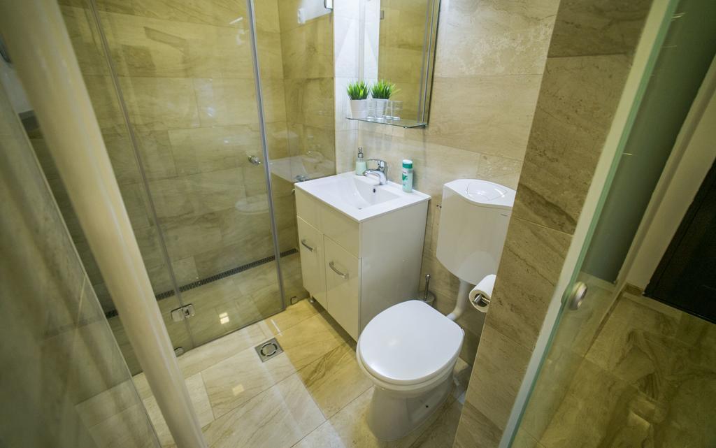 Downtown With Balcony & Optional Garage & Restaurant In The Building Appartamento Budapest