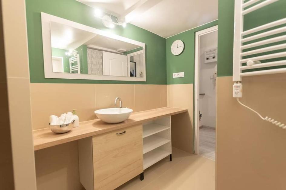 Gozsdu Apartment *