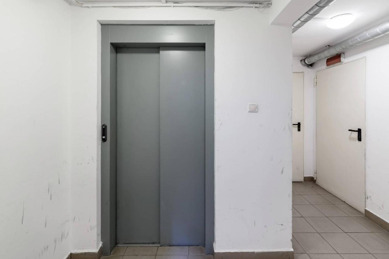 Sunny And Penthouse With Private Garage Appartement Boedapest