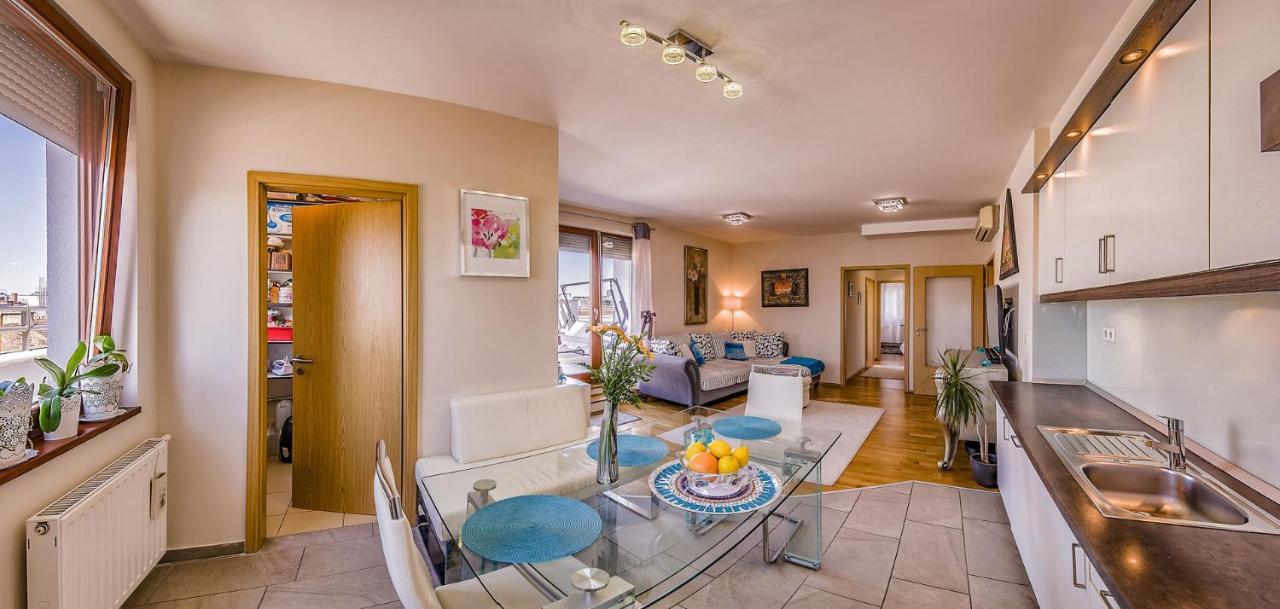 With Private 90 Sqm Rooftop, Free Parking And Air Condition