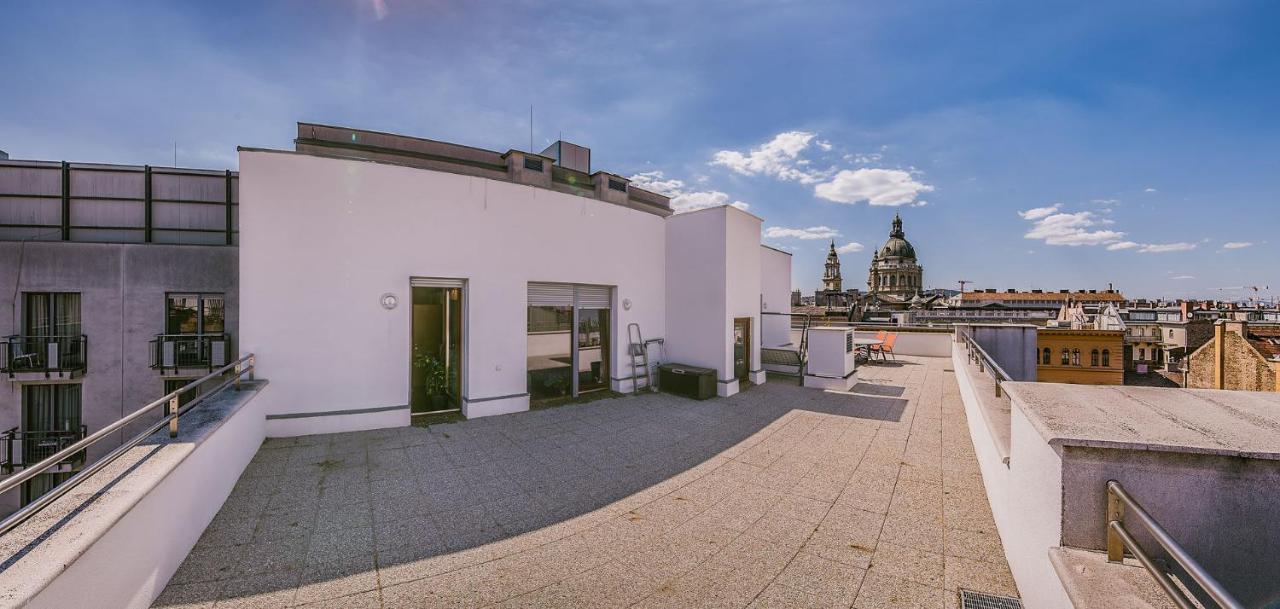 With Private 90 Sqm Rooftop, Free Parking And Air Condition