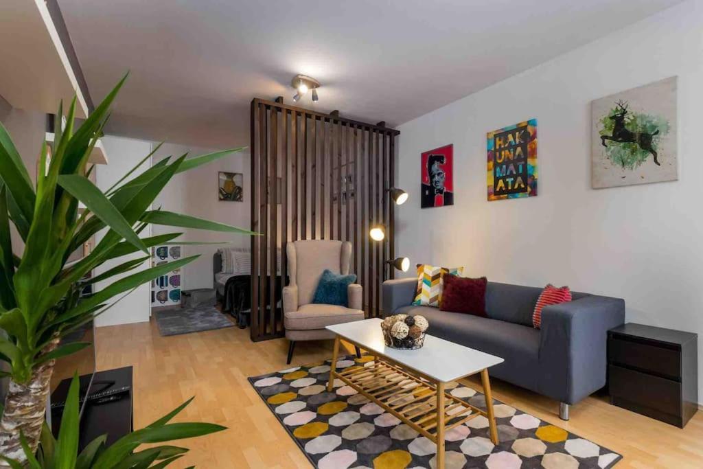 Spacious With Private Car Park & Balcony Apartment Budapest