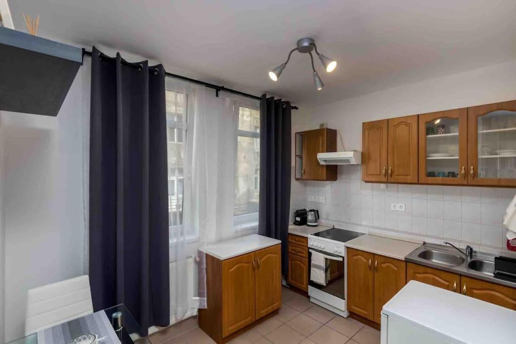 Apartment Spacious With Private Car Park & Balcony *