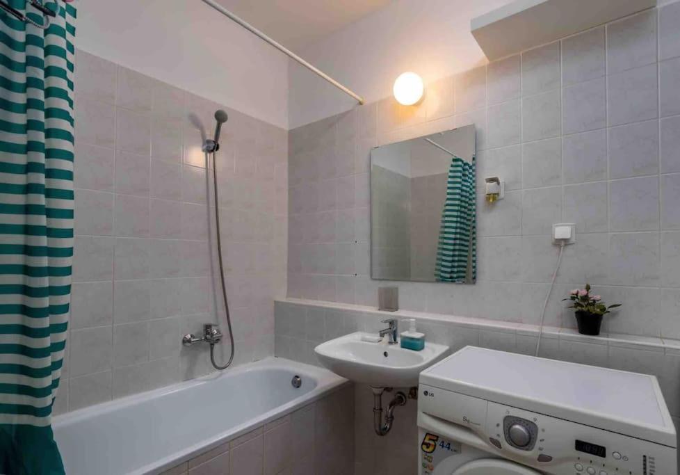 Apartment Spacious With Private Car Park & Balcony Budapest