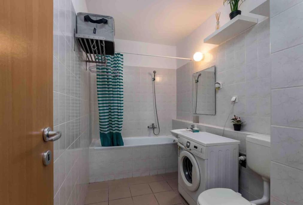 Spacious With Private Car Park & Balcony Apartment *