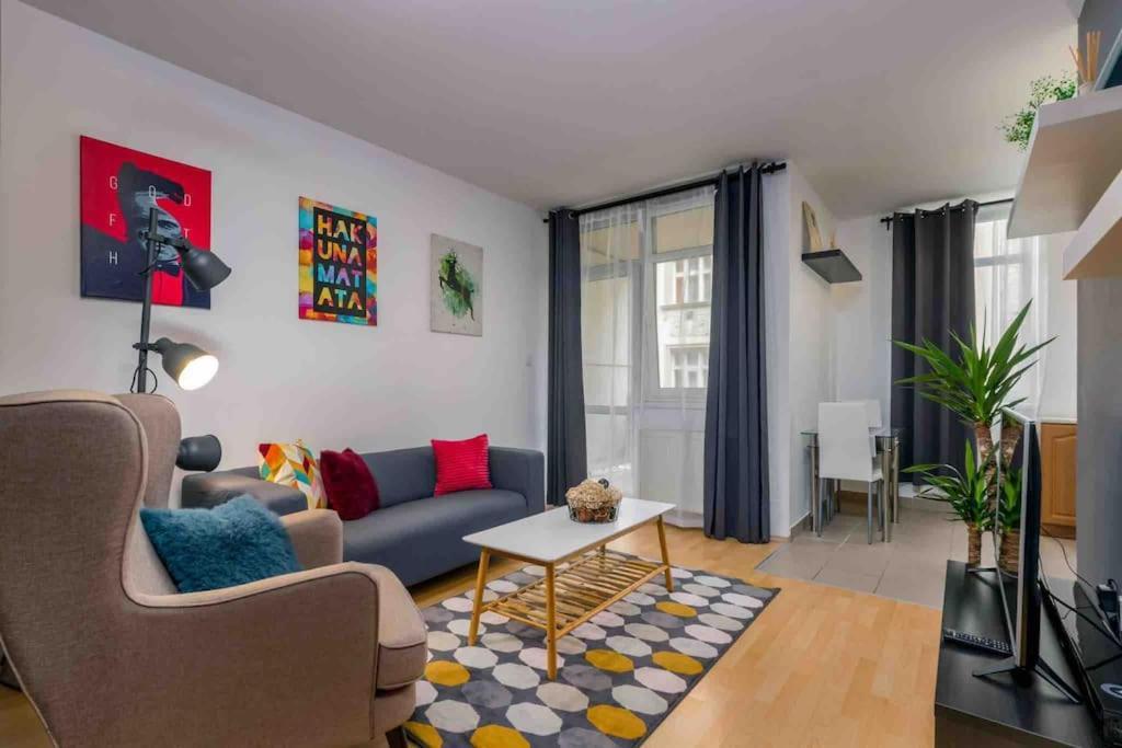 Spacious With Private Car Park & Balcony Apartment *