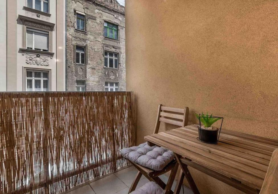 Spacious With Private Car Park & Balcony Apartment *