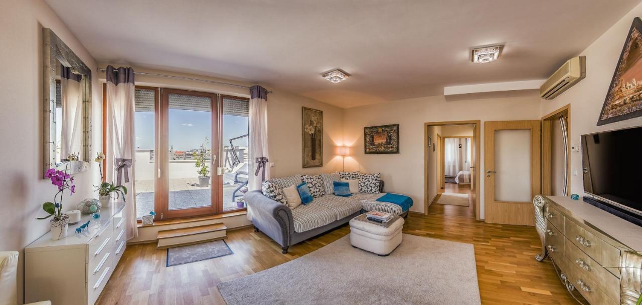 With Private 90 Sqm Rooftop, Free Parking And Air Condition * Budapest