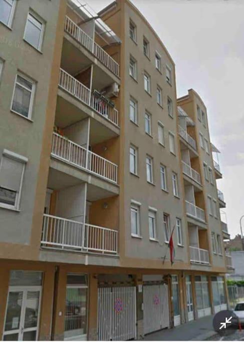 Spacious With Private Car Park & Balcony Budapest