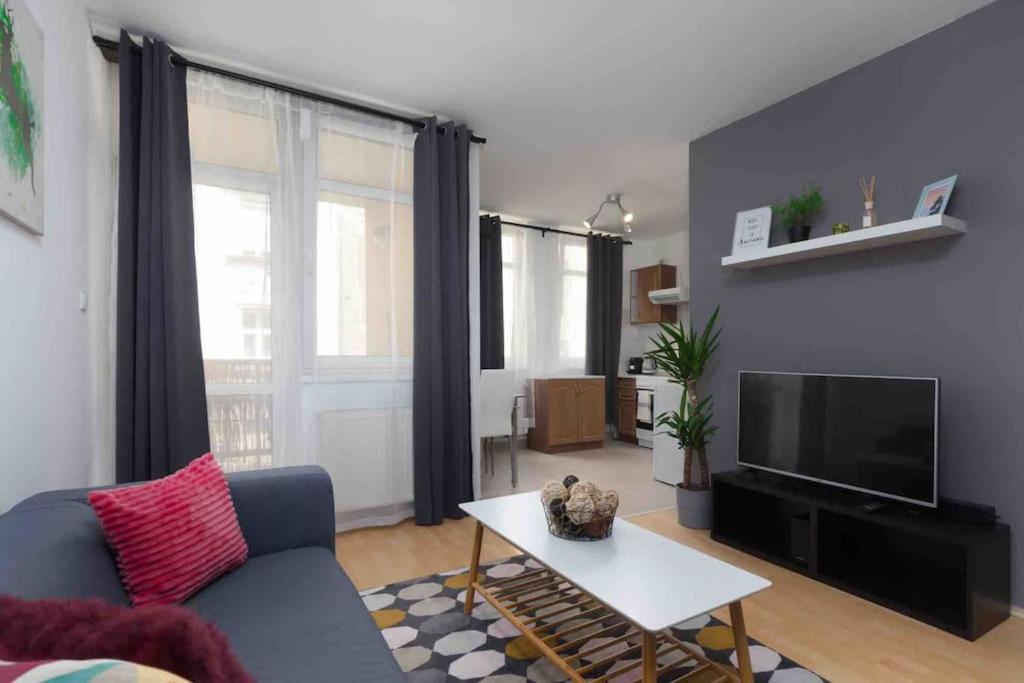 Apartment Spacious With Private Car Park & Balcony Budapest
