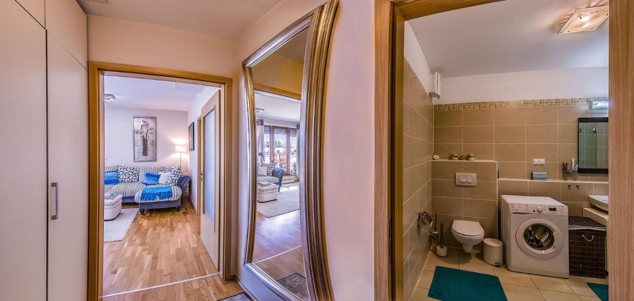 With Private 90 Sqm Rooftop, Free Parking And Air Condition