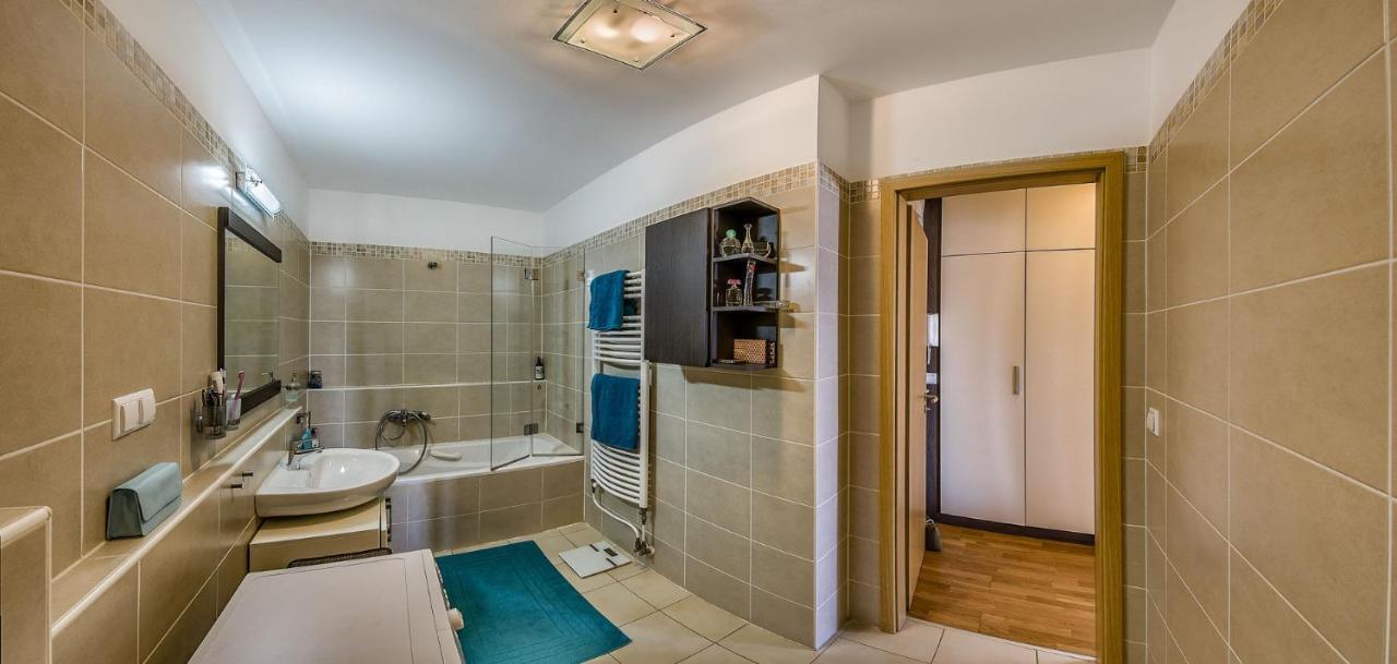 With Private 90 Sqm Rooftop, Free Parking And Air Condition Apartamento Budapest