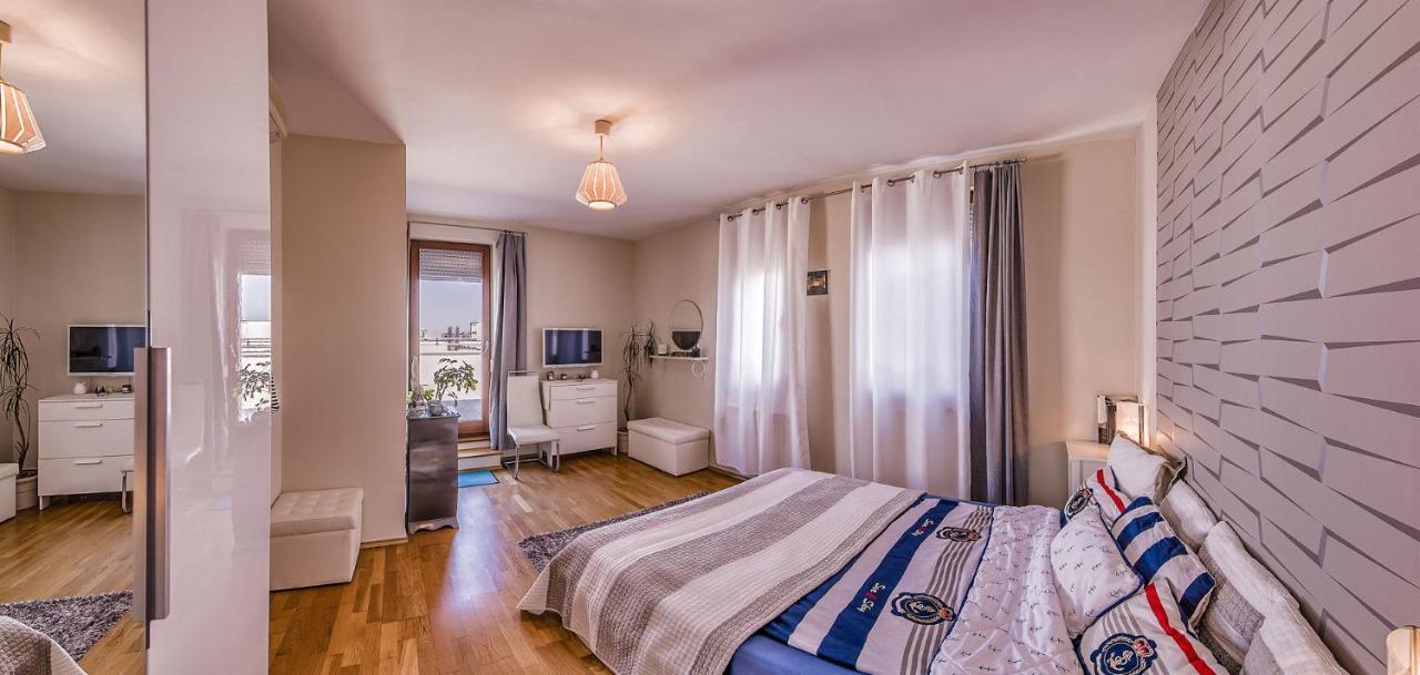With Private 90 Sqm Rooftop, Free Parking And Air Condition * Budapest