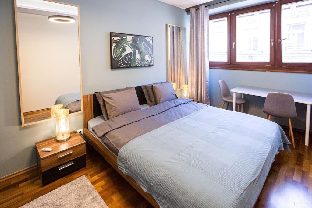 Urban Jungle In The Citycenter Apartment