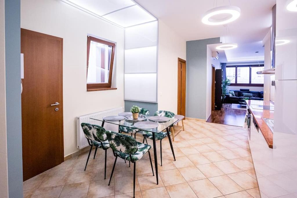 Urban Jungle In The Citycenter Apartment