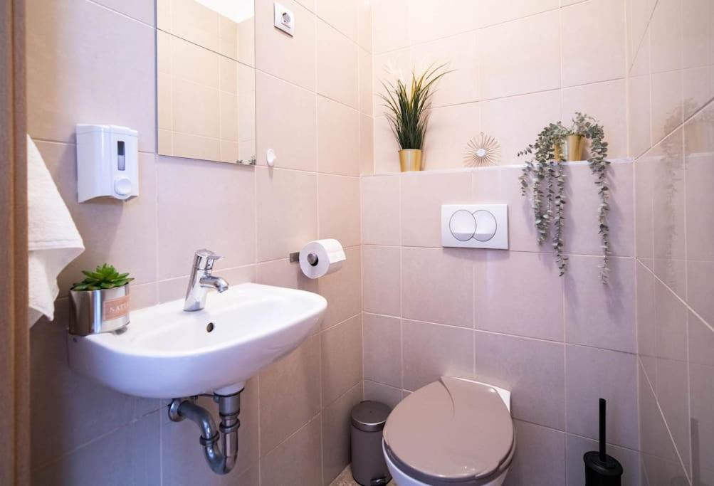 Lägenhet Free Parking! Soho 304, 4 Ppl, Ac, Fast Wifi, Smart Tv