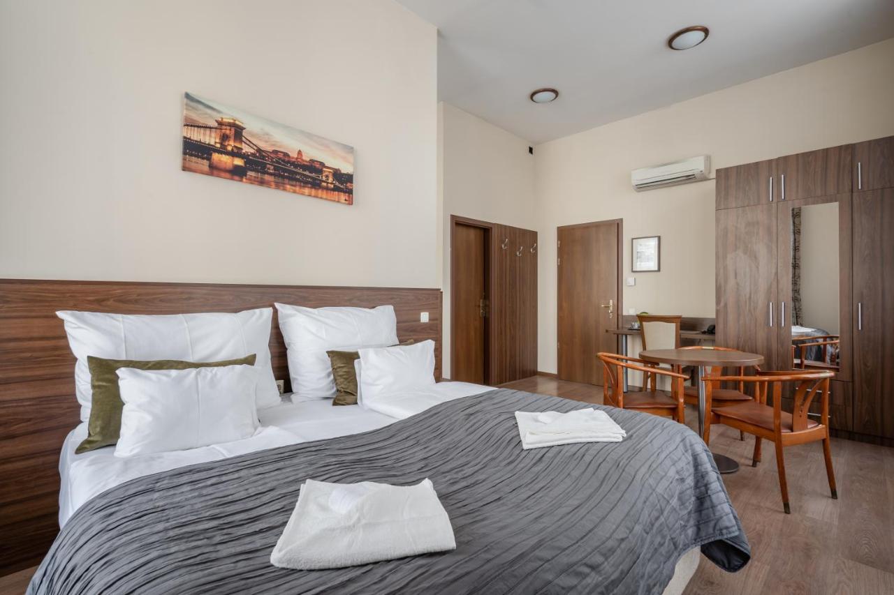 Hotel Elit Boutique Rooms- Location by bqa