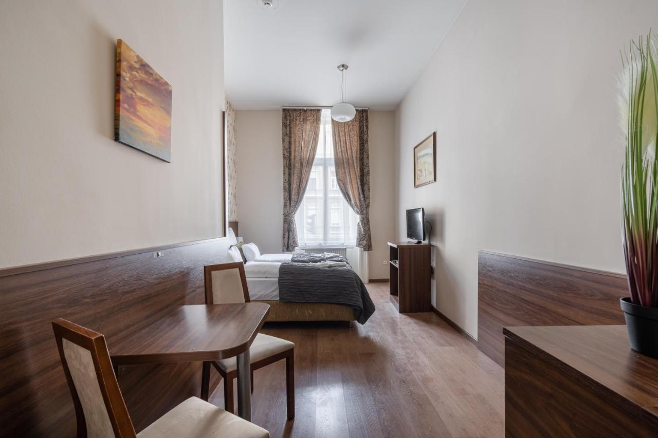 Hotel Elit Boutique Rooms- Location by bqa