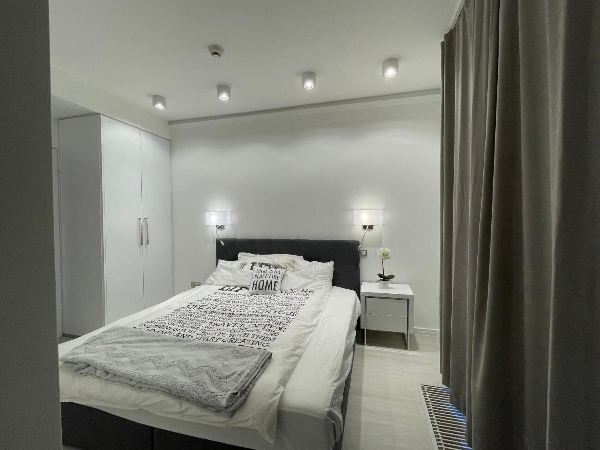 Lovely New By The Parliament Apartment *