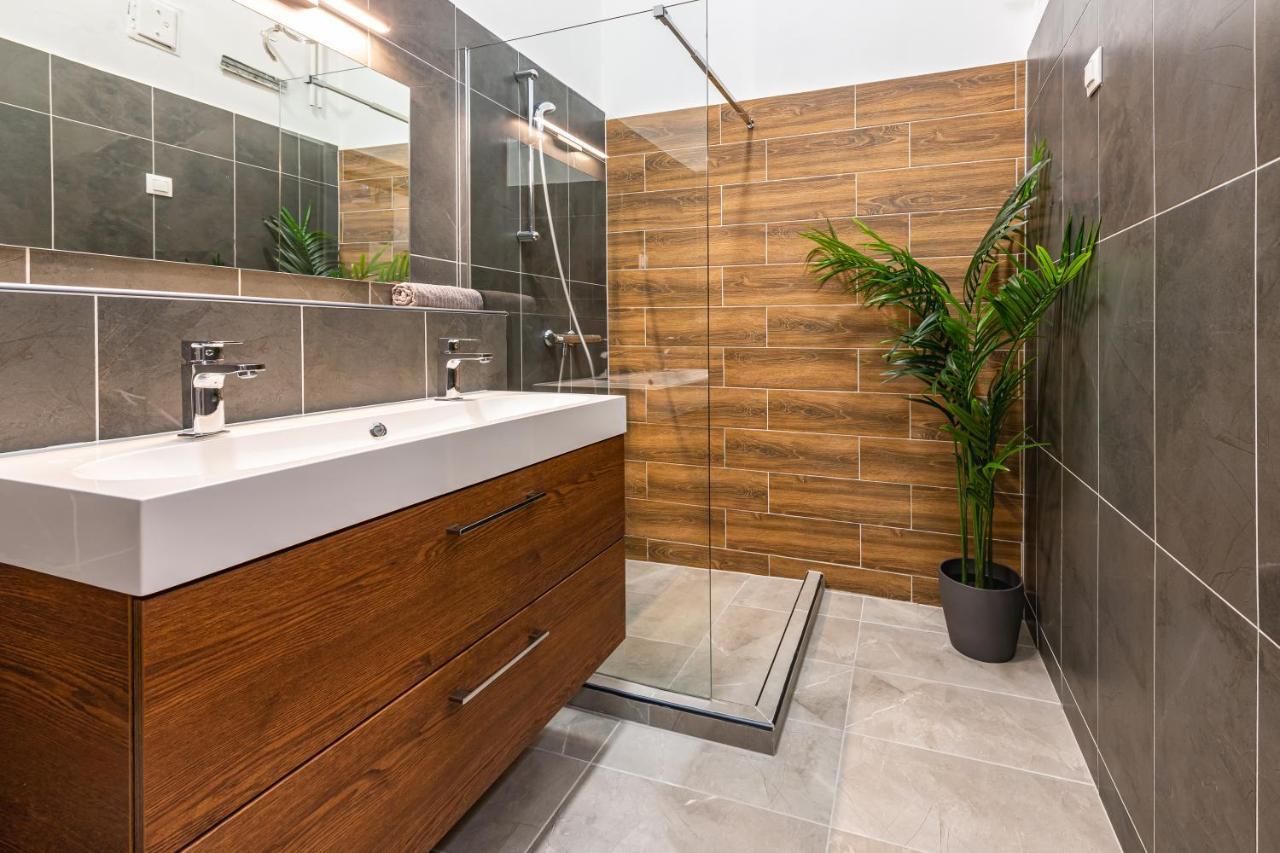 Apartment Deluxe Kazincy In The Heart Of Budapest