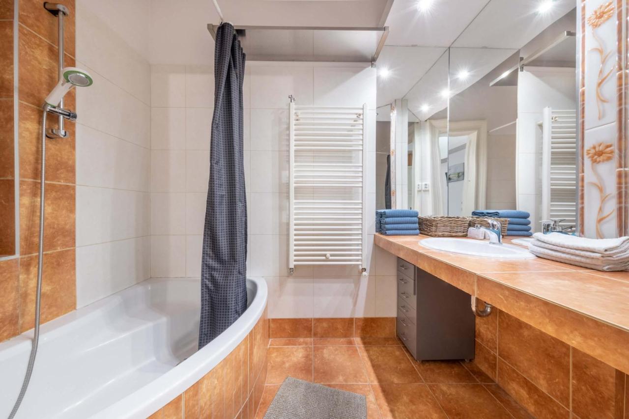 Anastasia 2 Bedrooms On Vaci Utca Apartment *