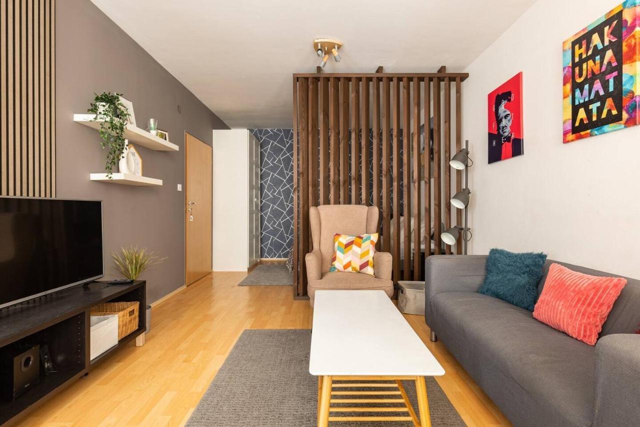 Apartment Spacious With Private Car Park & Balcony Budapest