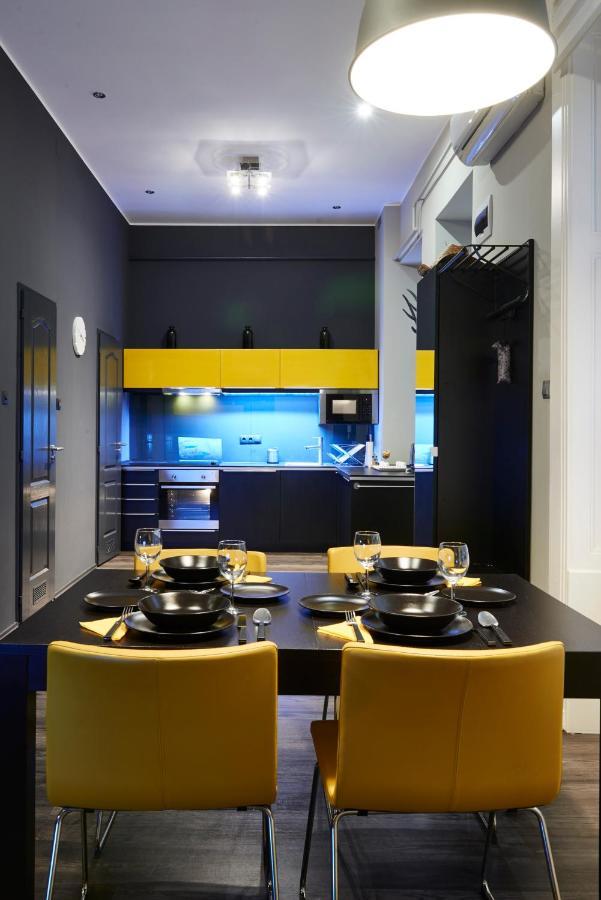 Location Yellow-black Apartment *