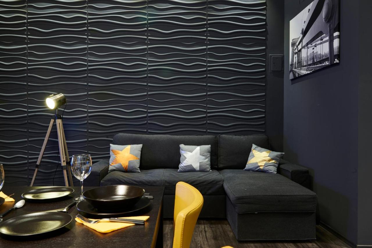 Location Yellow-black Apartment *