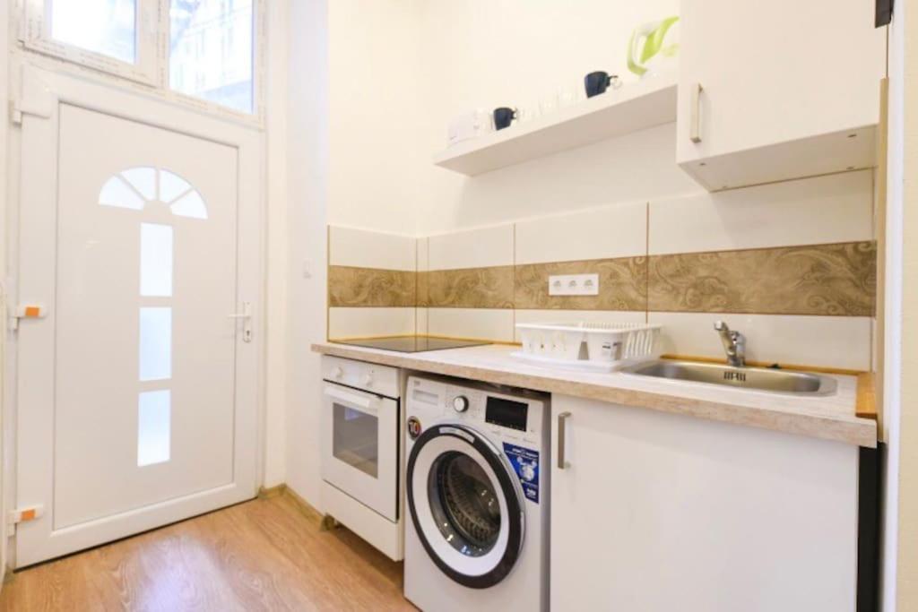 1 Bedroom Flat In Nyar Str., Downtown * Boedapest