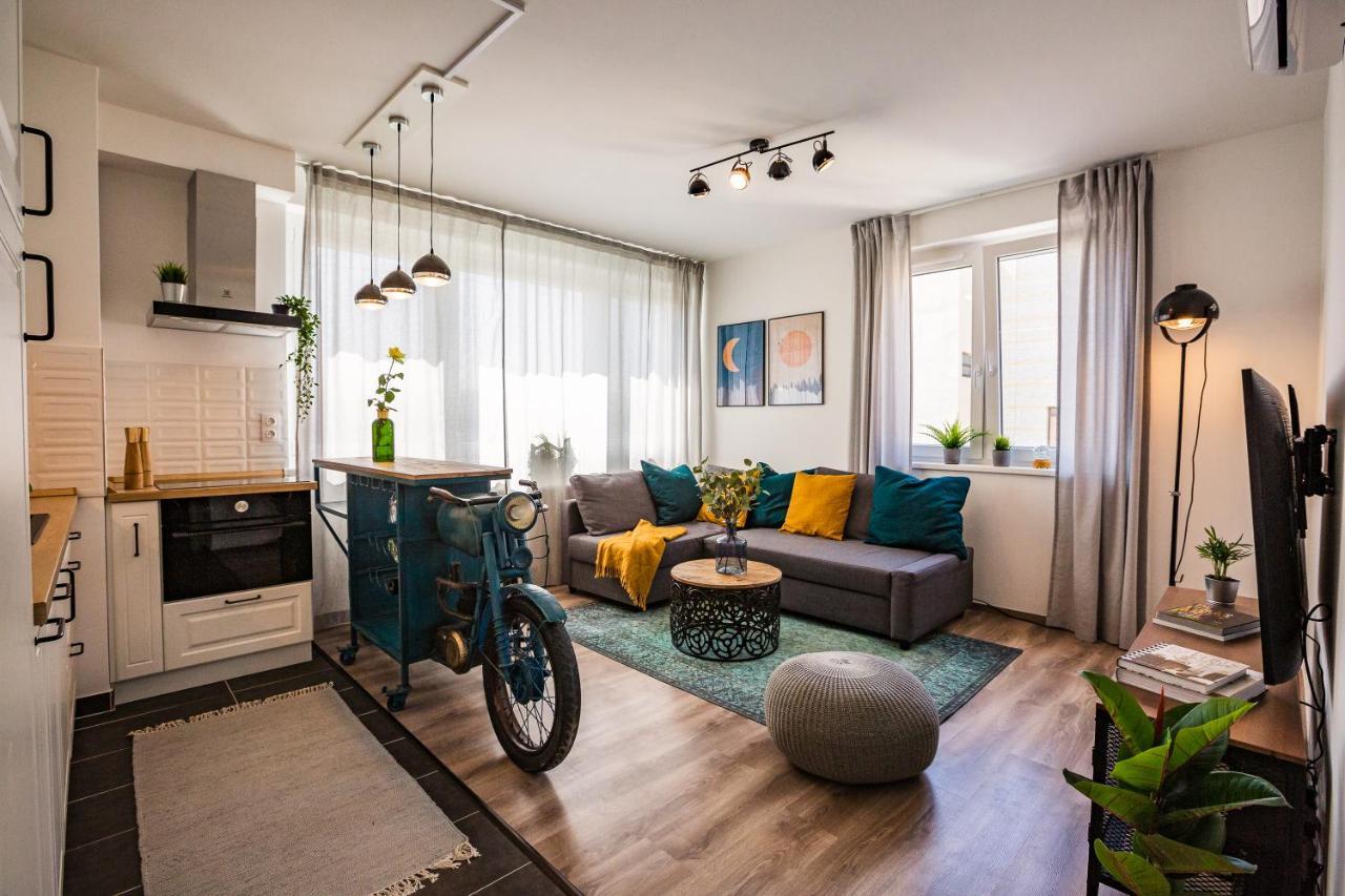 Stylish Oasis With Ac And Parking Apartman