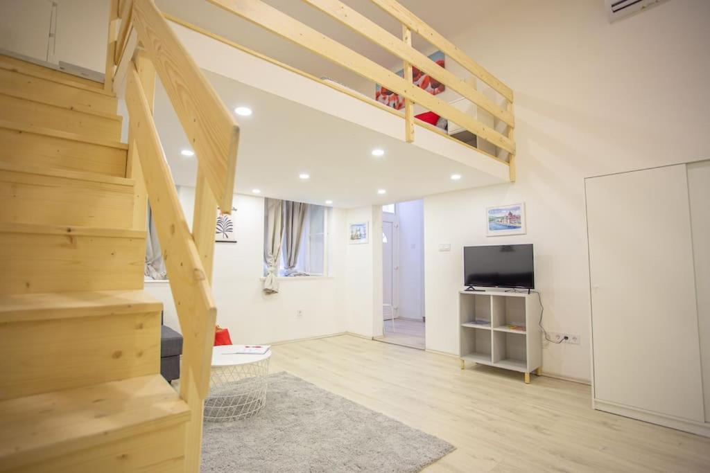 Cosy Two Bedroom Flat In Josika Street, Paprika Apartment