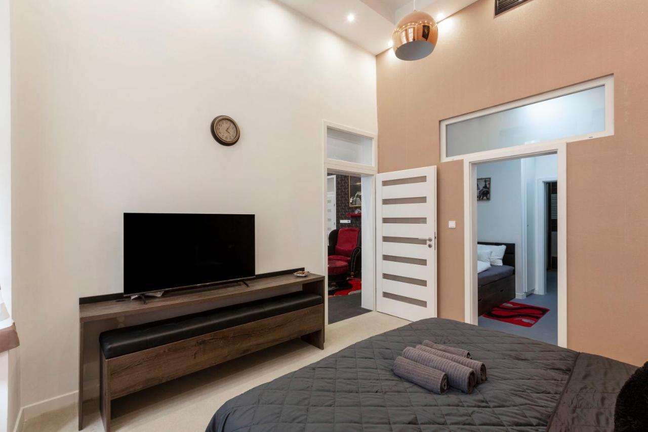 Exclusive Marilyn In The Heart Of Apartment *