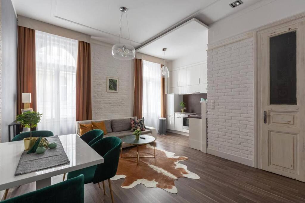 Chic, Captivating Space Apartment *