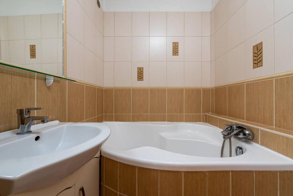Spacious And Bright Flat Between Airport & Center