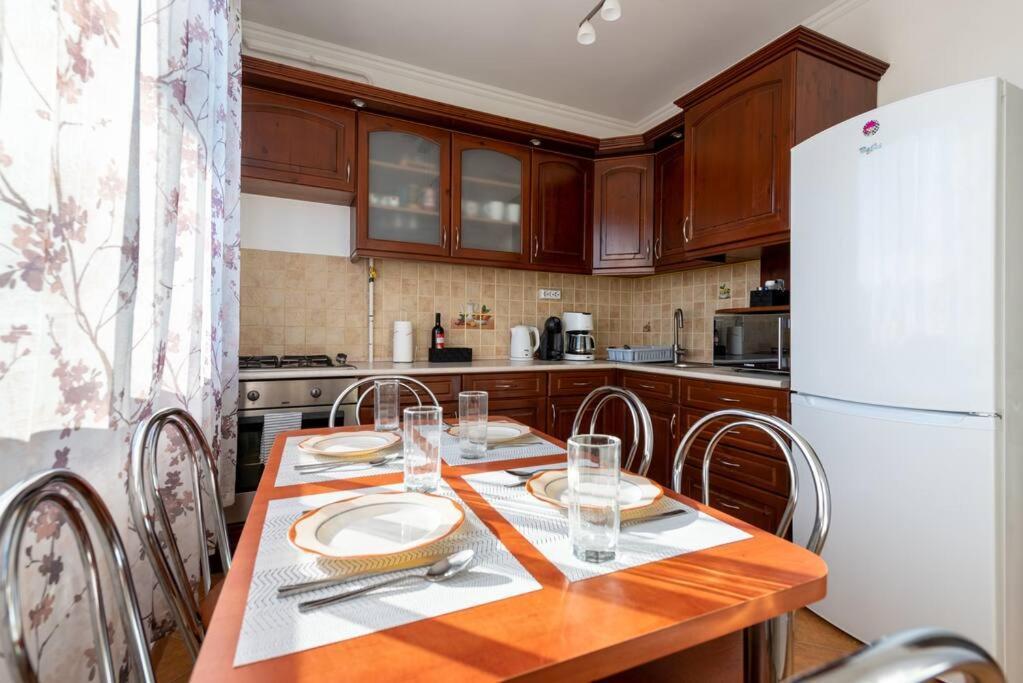 Spacious And Bright Flat Between Airport & Center Apartmán