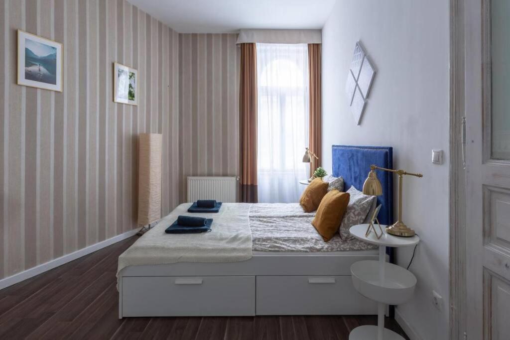 Apartment Chic, Captivating Space *