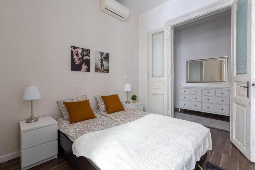 Apartment Chic, Captivating Space *