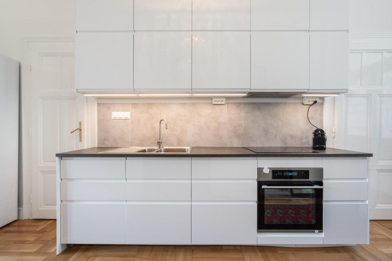 Classical With A Modern Touch! Lägenhet