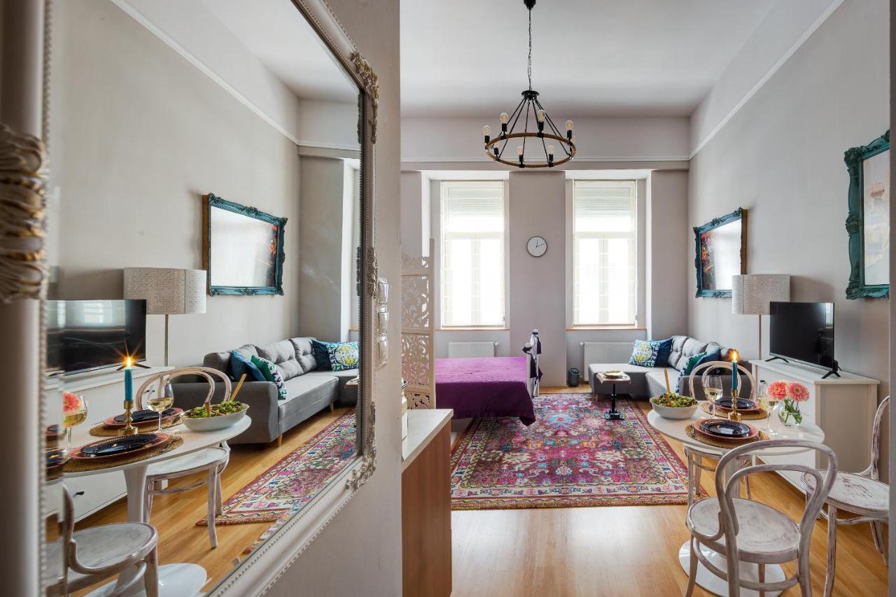 Bohemian In The Centre Apartment