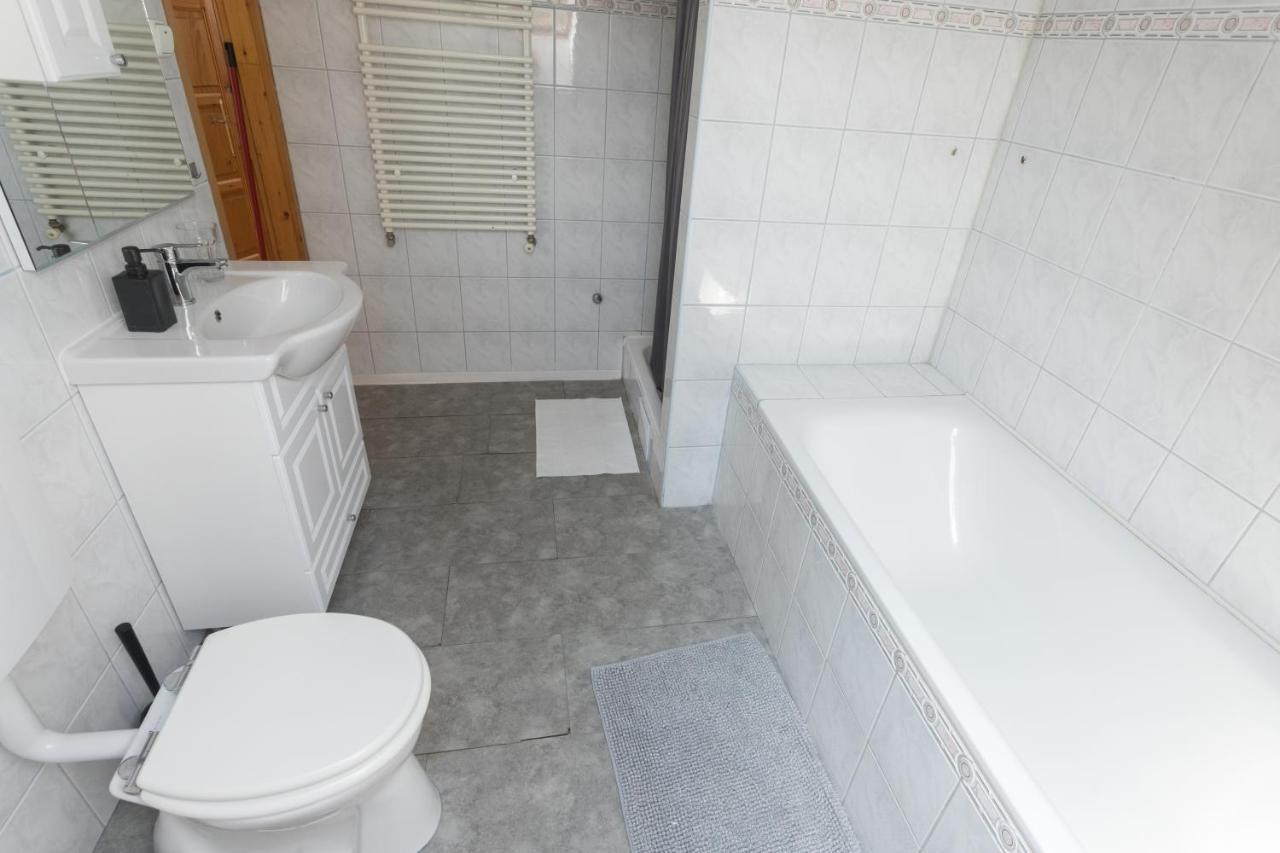 Hi-bp Garden City Batsanyi 3 Rooms, Upstairs Near The City Train With Free Parking Apartamento *