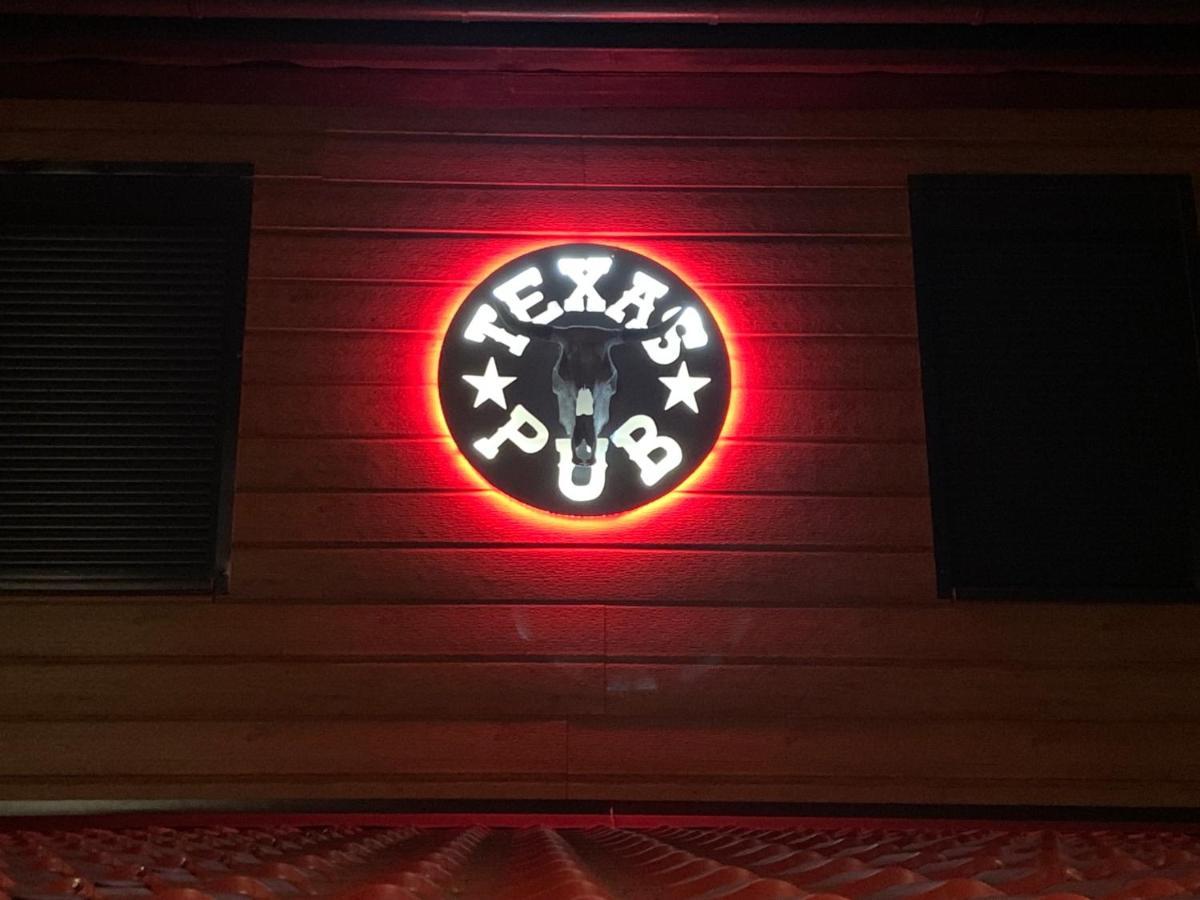 Texas Pub & *