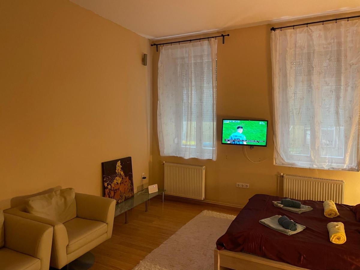 Clark Apartman **