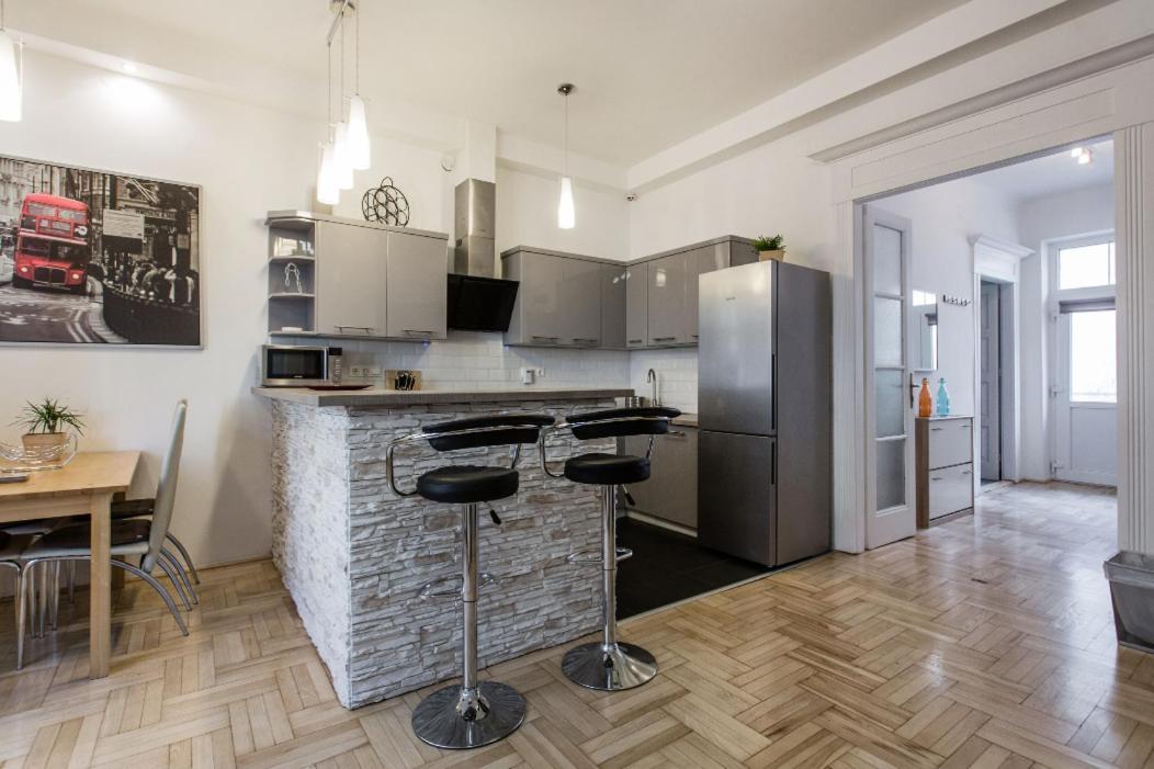 Modern Spacious Flat In Buda Apartment *