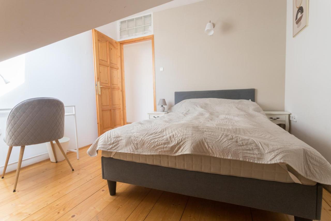 Apartamento Hi-bp Garden City Batsanyi 3 Rooms, Upstairs Near The City Train With Free Parking *