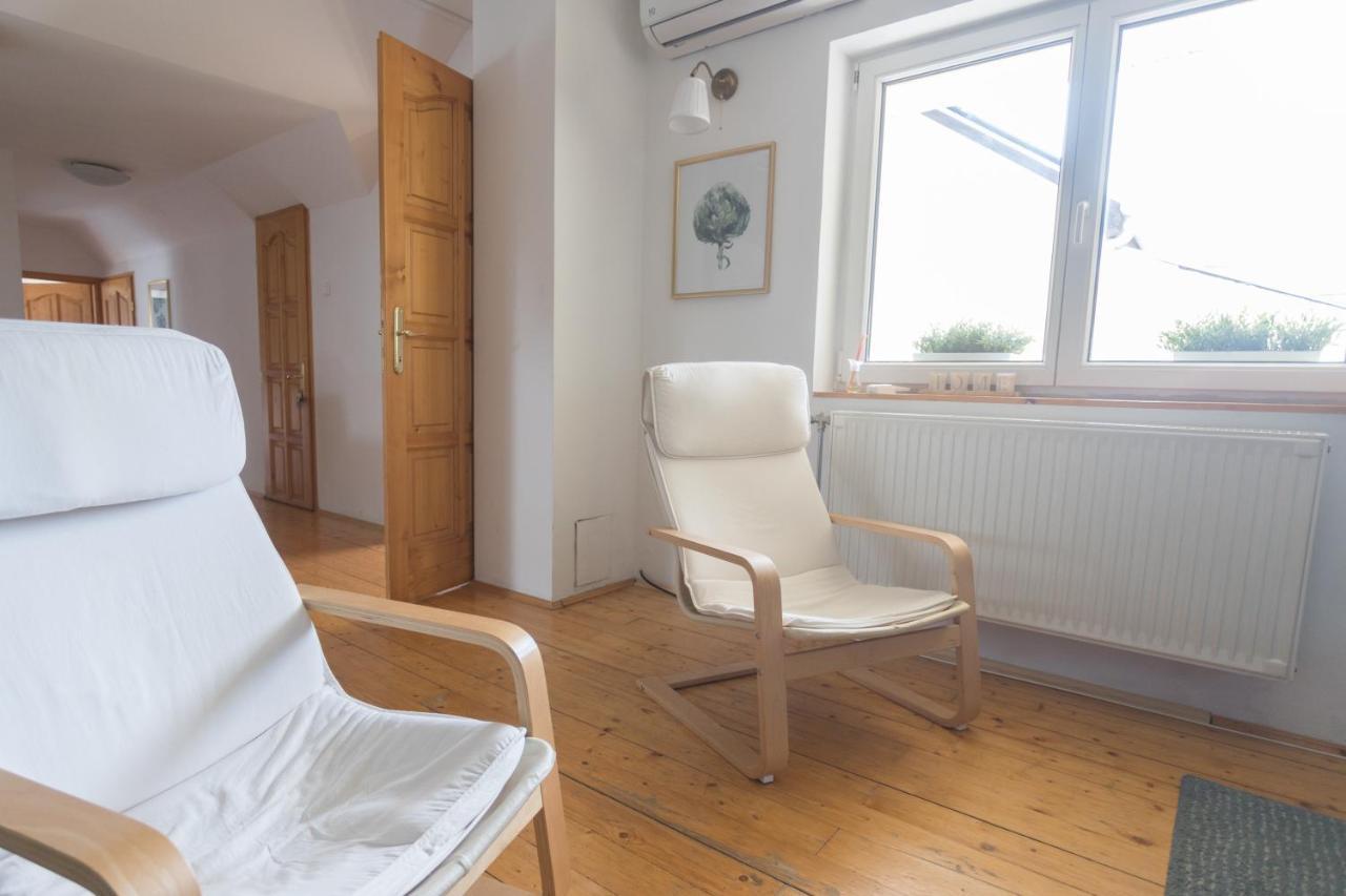 Apartamento Hi-bp Garden City Batsanyi 3 Rooms, Upstairs Near The City Train With Free Parking *