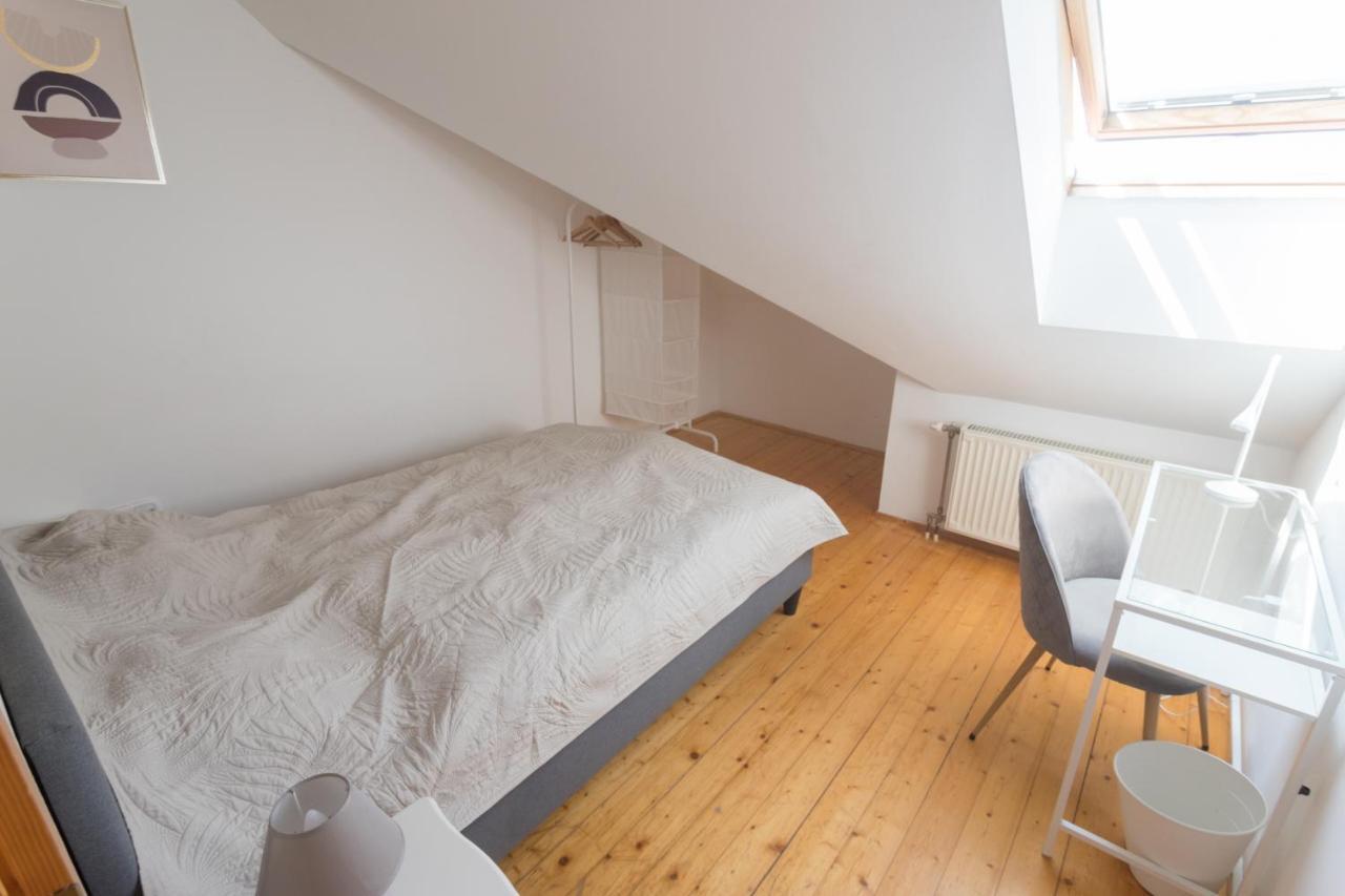 Hi-bp Garden City Batsanyi 3 Rooms, Upstairs Near The City Train With Free Parking Apartamento